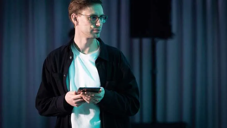 Darius Verseckas su telefonu rankoje