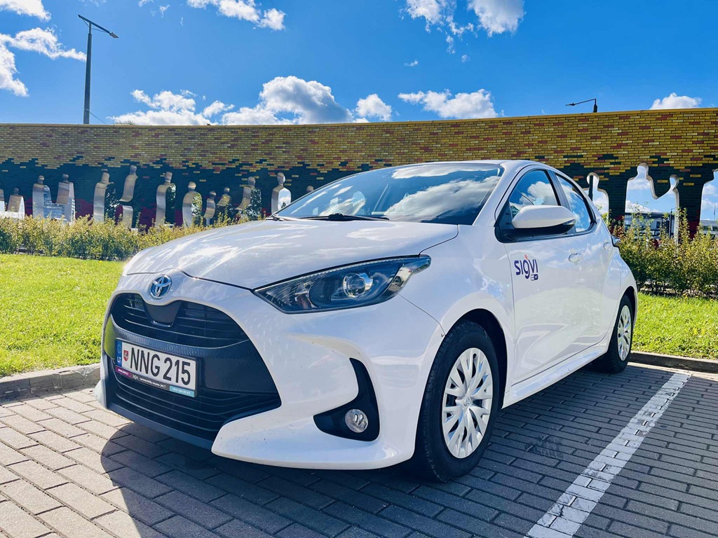 Toyota Yaris аренда автомобиля